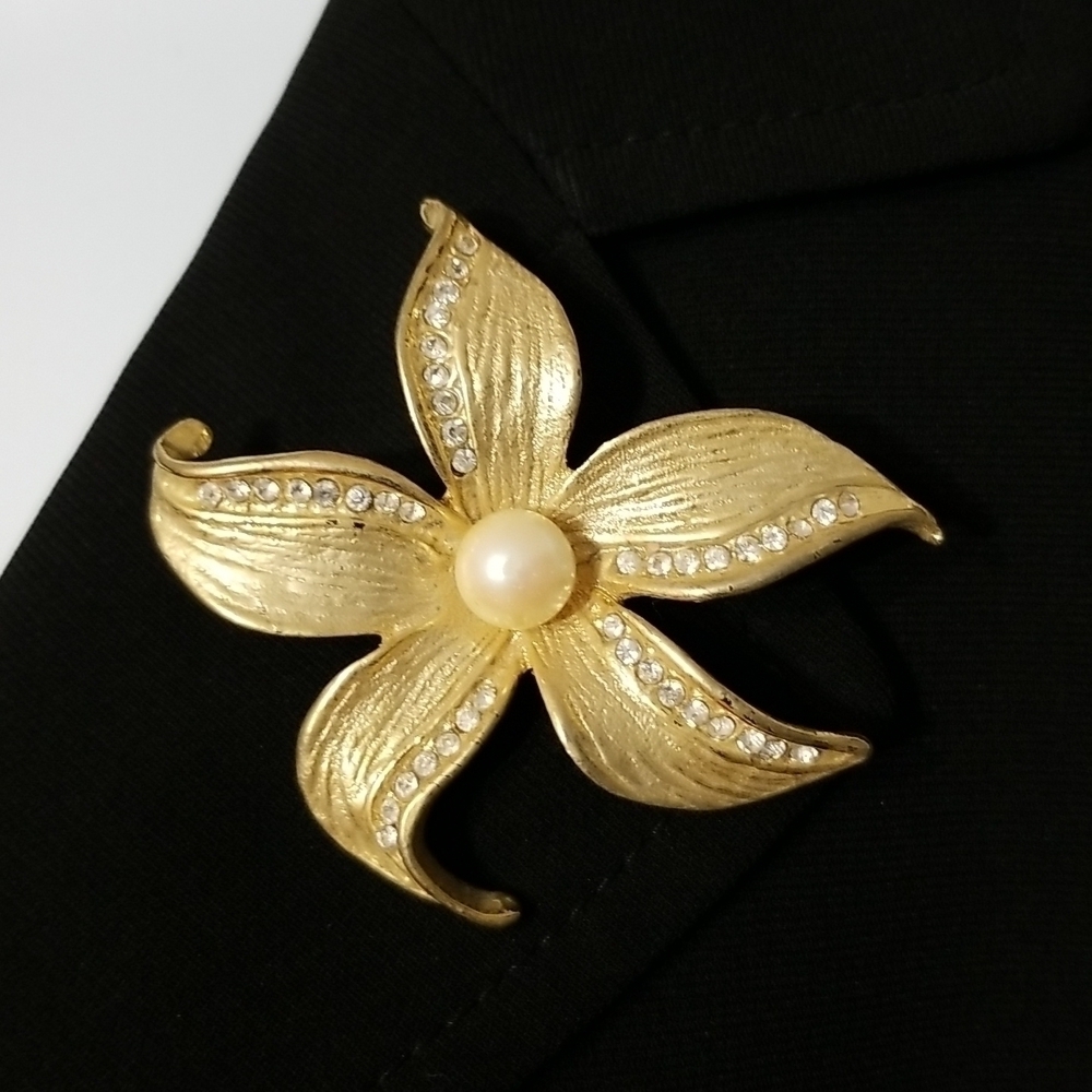 Vintage Gold Tone Flower Rhinestones Pearl Brooch